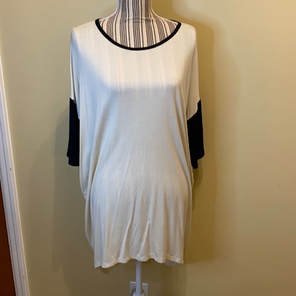 LULAROE large black/white tunic